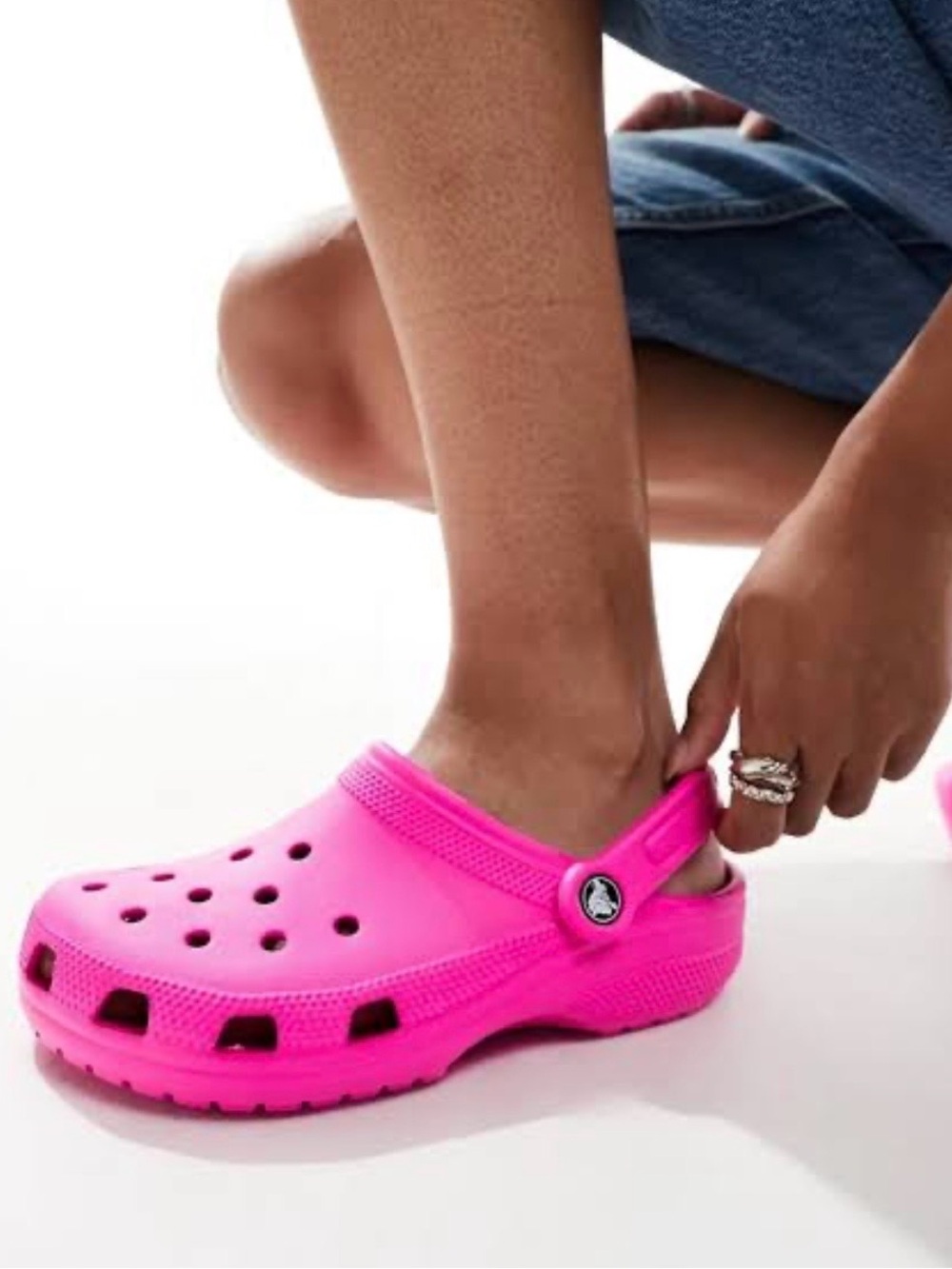 CROCS Classic Clog in Pink Punch W10M8